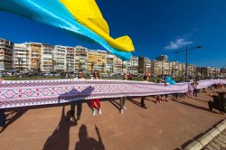 В турецком Измире развернули рекордную украинскую вышиванку  