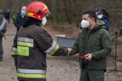 Зеленский наградил спасателей, тушивших пожар в зоне ЧАЭС