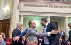 Нардепы Парасюк и Литвин устроили в Раде потасовку