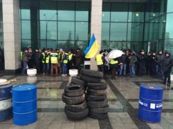 Под здание Мининфраструктуры активисты принесли шины