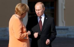Меркель обсудила с Путиным Украину