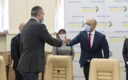 Кличко подписал меморандум с правительством о снижении тарифов