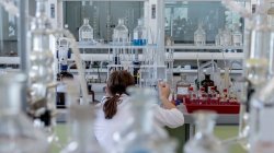 Китай считает опасным существование американских биолабораторий в Украине