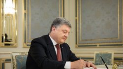 Законно ли лишили Януковича звания президента: Порошенко обратился в КС