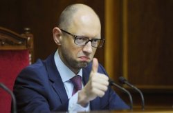 Яценюк урезал зарплаты чиновникам высшего ранга