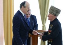 Глава Дагестана вручил ветеранам войны памятные юбилейные медали