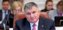 Аваков ответил Зеленскому о "сдаче Крыма без боя"