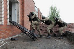 В Хасавюрте силовики пошли на штурм дома с бандитам